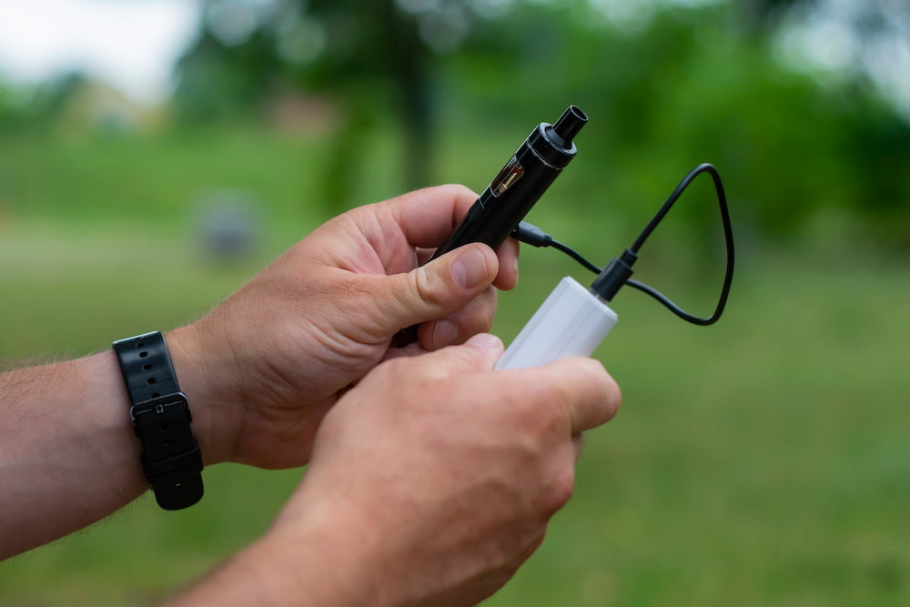 Man charging a vape